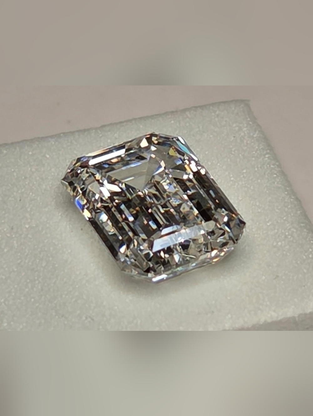 IGI Certified 2.53ct Emerald Cut Lab Diamond - Picture 5 of 7